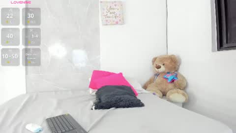 sarah_lowee online show from August 15, 12:03 am