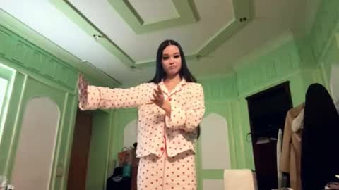 Sarah online show from March 12, 4:48 pm