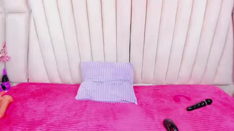 saraloveee_ online show from August 8, 4:23 am