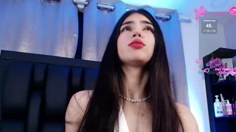 sararoy_ online show from August 18, 3:34 am