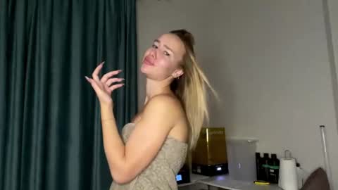 Sara online show from August 4, 9:34 pm