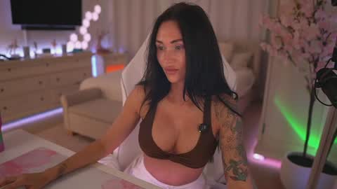 sashawest_official online show from August 4, 11:13 pm