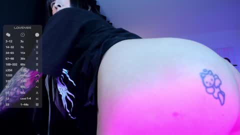  - independent model  online show from August 6, 4:33 am