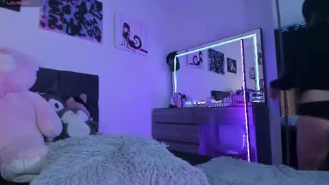  - independent model  online show from August 13, 10:57 pm