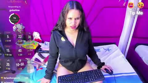 saylor_lee22 online show from July 2, 8:59 am