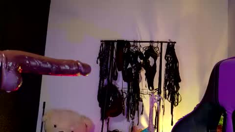 scarlet gold  online show from July 16, 8:42 pm