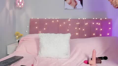 Scarlet  online show from August 12, 10:06 am