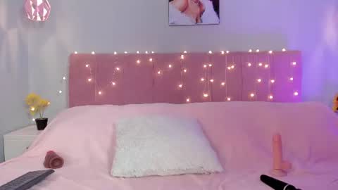 Scarlet  online show from August 15, 11:58 am