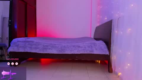     .  INDEPENDENT MODEL online show from August 12, 4:20 pm