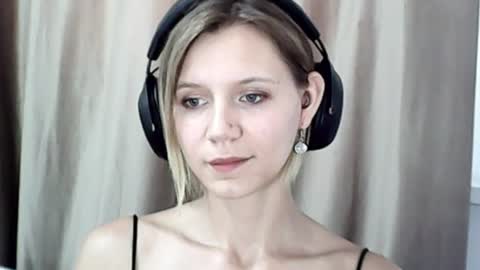 secret_bloom_ online show from August 17, 11:37 am