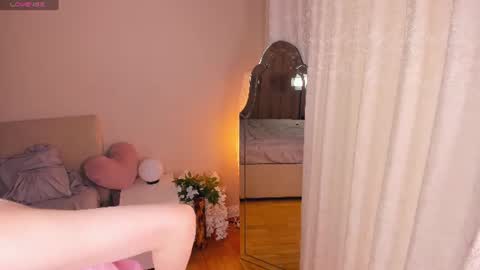 Mia online show from August 13, 5:43 am