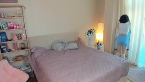Mia online show from August 16, 5:44 am