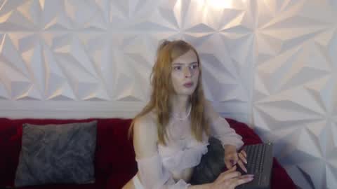 Selene online show from August 9, 4:30 pm