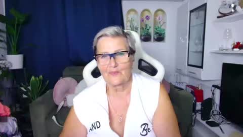 Selenna online show from August 6, 5:34 pm