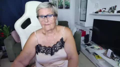Selenna online show from August 11, 6:21 pm