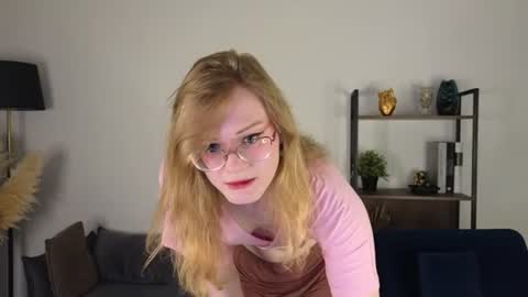 Kira online show from August 9, 11:50 pm