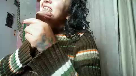 sexy lolas online show from August 4, 7:05 am