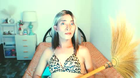 sexy_yllona online show from June 9, 10:10 am