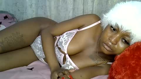sexyasspetitte_ online show from May 30, 6:20 pm