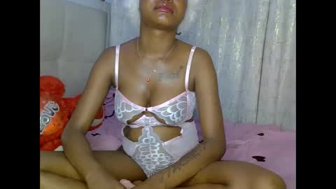 sexyasspetitte_ online show from May 30, 8:43 pm