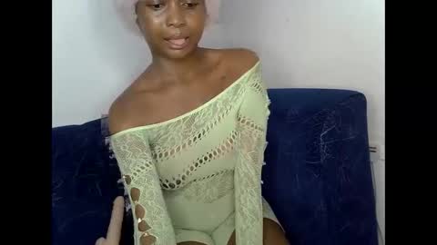 sexyasspetitte_ online show from June 8, 9:43 pm