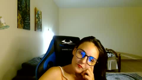 sexyemma09 online show from August 13, 10:35 pm