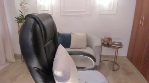 shantall_wills online show from August 14, 1:26 pm