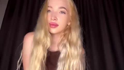 Mia online show from August 1, 11:44 pm