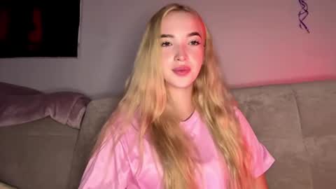 Mia online show from August 2, 9:22 pm