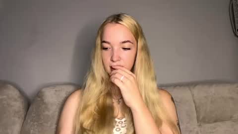 Mia online show from August 16, 9:19 pm