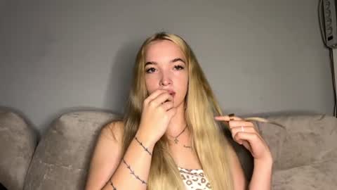Mia online show from August 16, 10:25 pm
