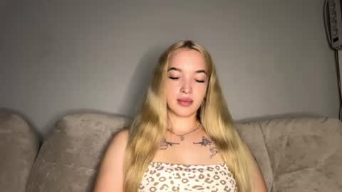 Mia online show from August 16, 11:31 pm