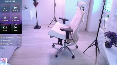 shiromy_ online show from August 9, 4:02 am
