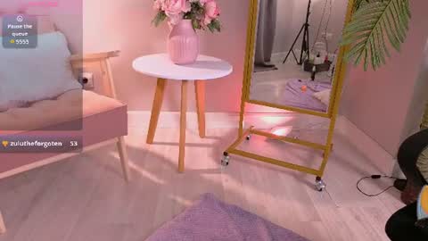 Aisha online show from August 4, 4:37 pm