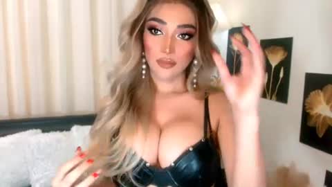 MISS YSABELLE online show from August 6, 9:52 am