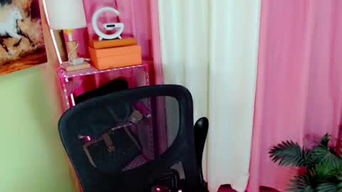 nathalie online show from July 12, 7:04 am