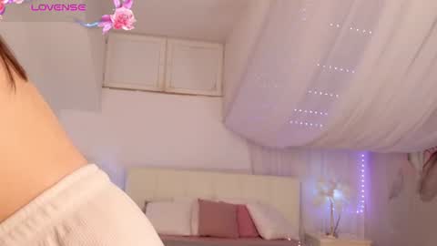 sindell_cryell online show from August 8, 9:04 pm