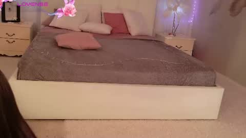 sindell_cryell online show from August 10, 10:55 pm