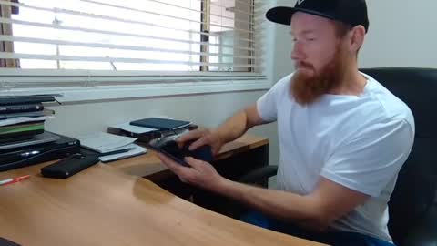 sir_cheify online show from August 18, 1:33 am