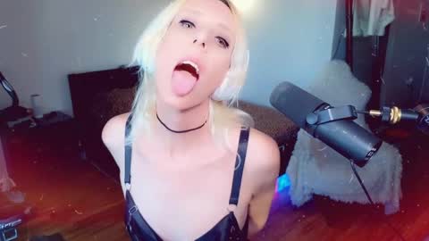 Ashleigh Mak online show from May 26, 10:44 pm