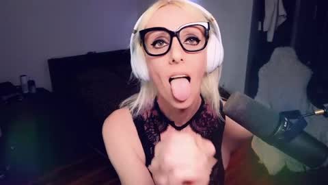 Ashleigh Mak online show from June 6, 8:47 pm