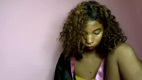 sisybelle online show from August 12, 1:35 pm