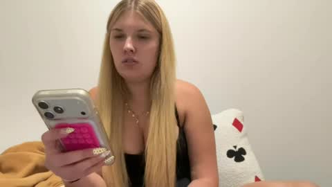 skiimaskabby online show from August 7, 6:35 am