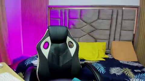 skinny_sarayx online show from July 30, 10:38 pm