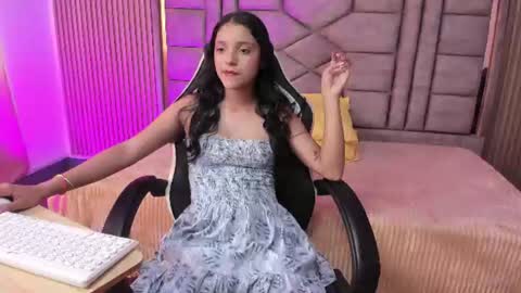 skinny_sarayx online show from August 5, 7:01 pm