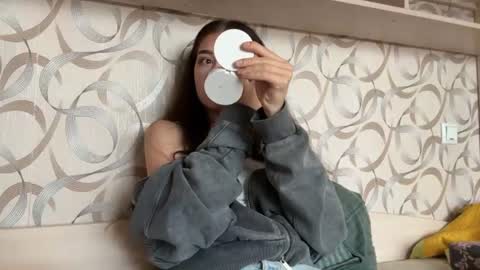 Mia online show from July 31, 11:16 am