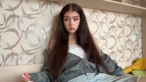 Mia online show from July 31, 12:22 pm