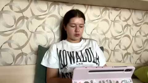 Mia online show from August 3, 10:11 am