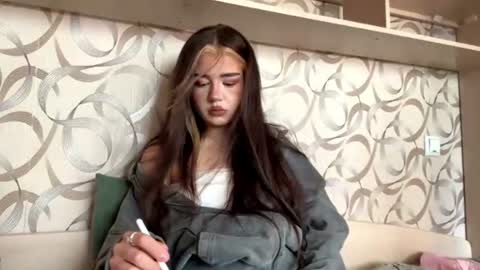 Mia online show from August 12, 12:07 pm
