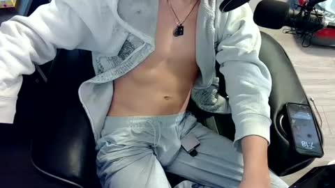 skrogdog online show from August 12, 11:18 pm